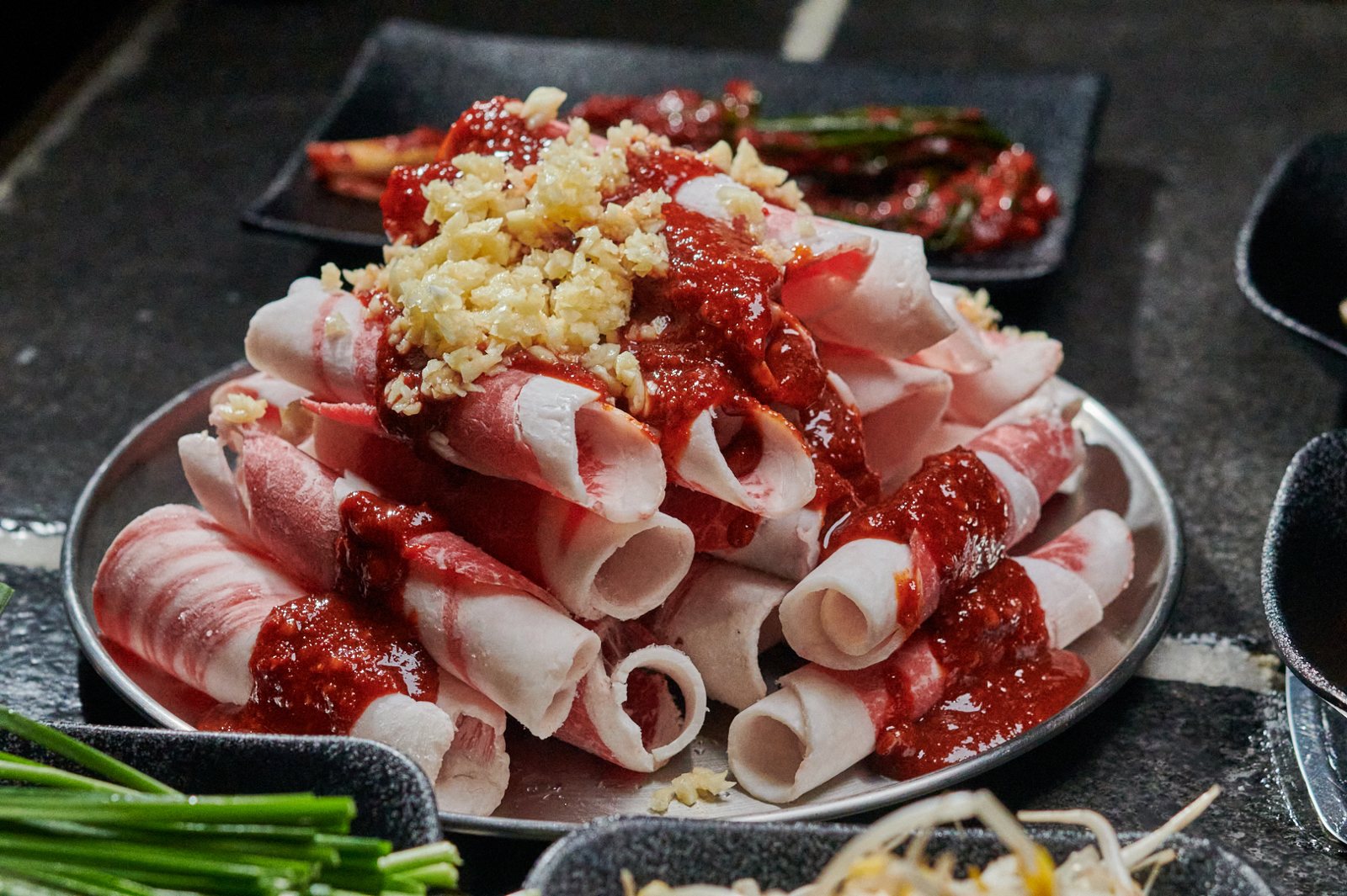 石火新菜：蒜香辣椒酱调味牛胸肉与济州黑猪泡菜汤