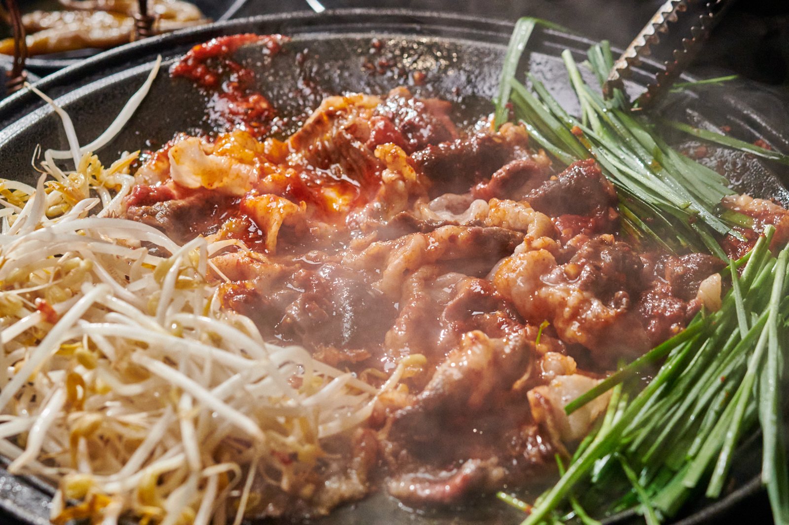 和韭菜·豆芽一起在石板上烤的调味牛胸肉