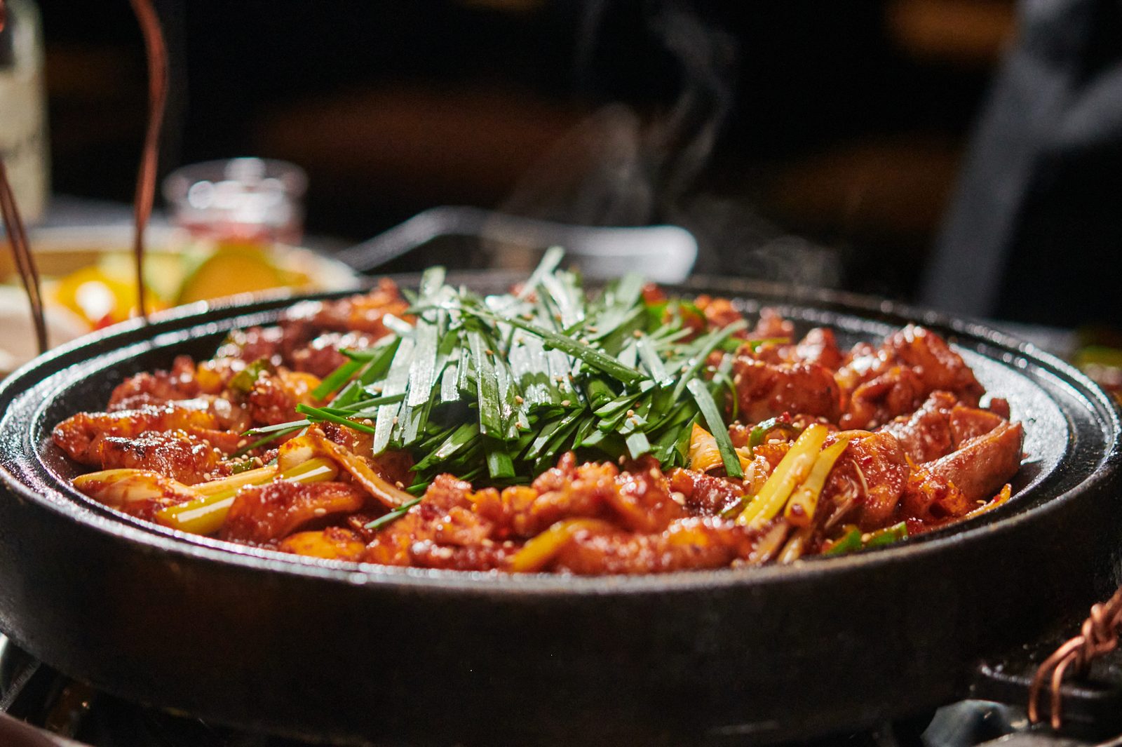 돌판에서 끓이는 석화 양념 곱대창구이