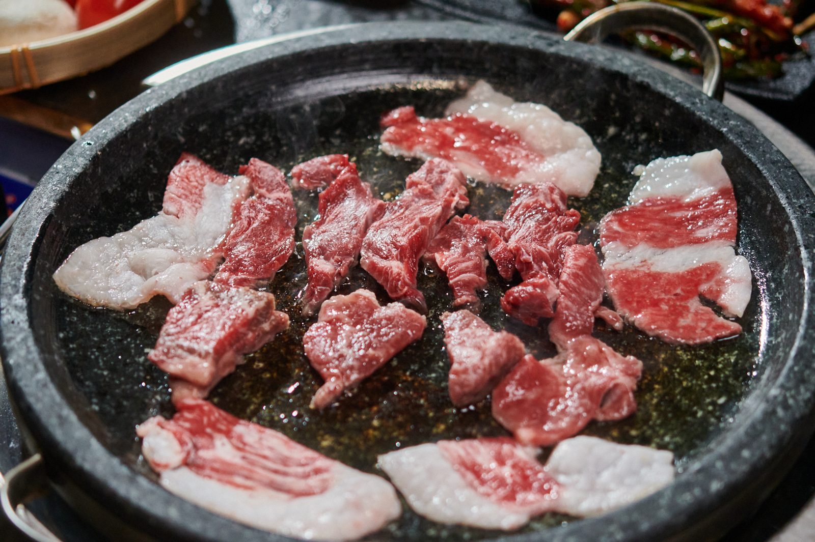 돌판 위에서 고르게 익는 한우